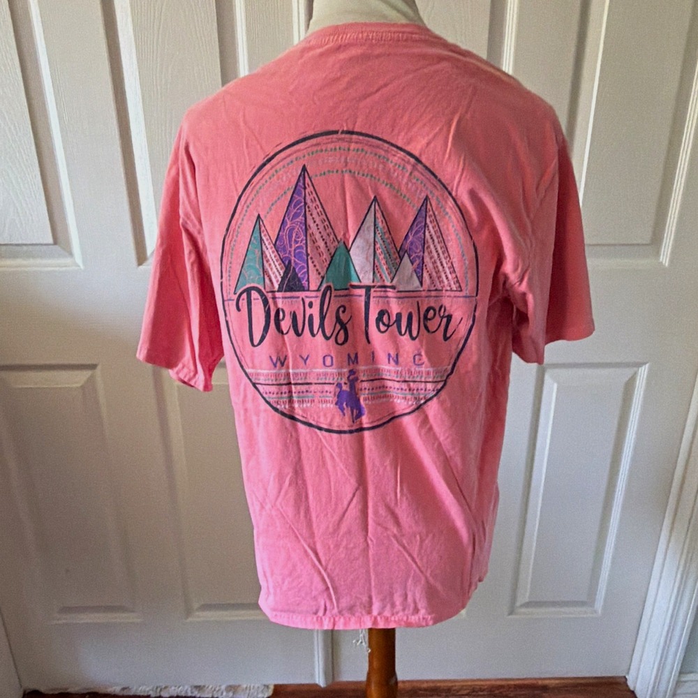 Devils Tower Wyoming M Pink Cotton Graphic T Shirt Cowboy Western Nature Blue 84